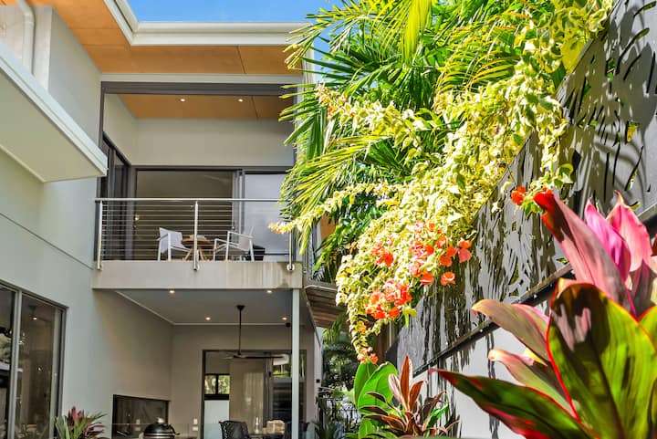 Smaller upper western balcony above the alfresco area, overlooking the pool.